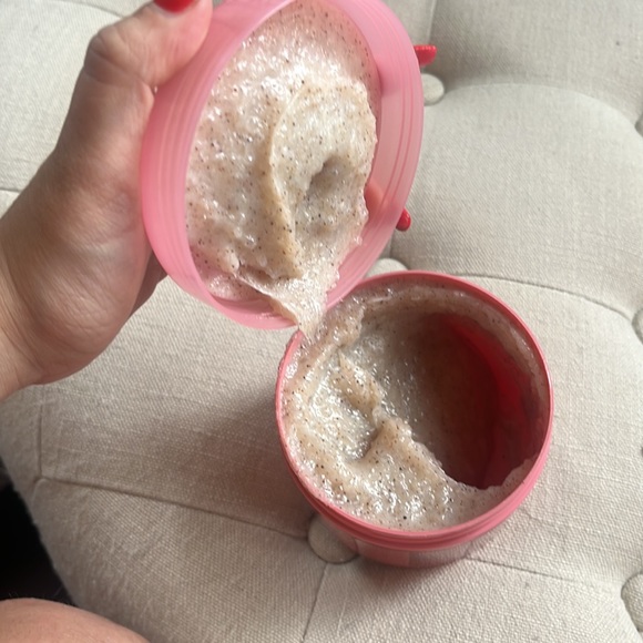 Soap and glory flake away body scrub - Picture 4 of 4